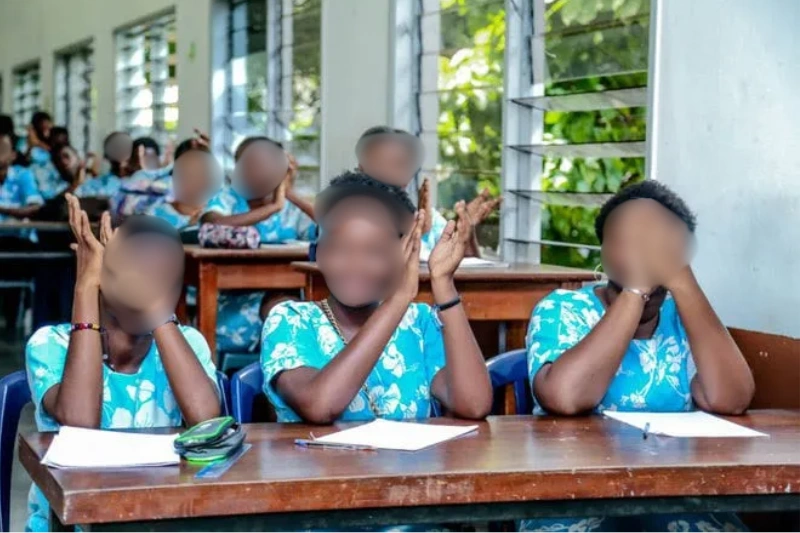 Des élèves de l’Immaculée Conception suivant ici une sensibilisés sur les violences et la consommation des drogues en milieu scolaire. © DR