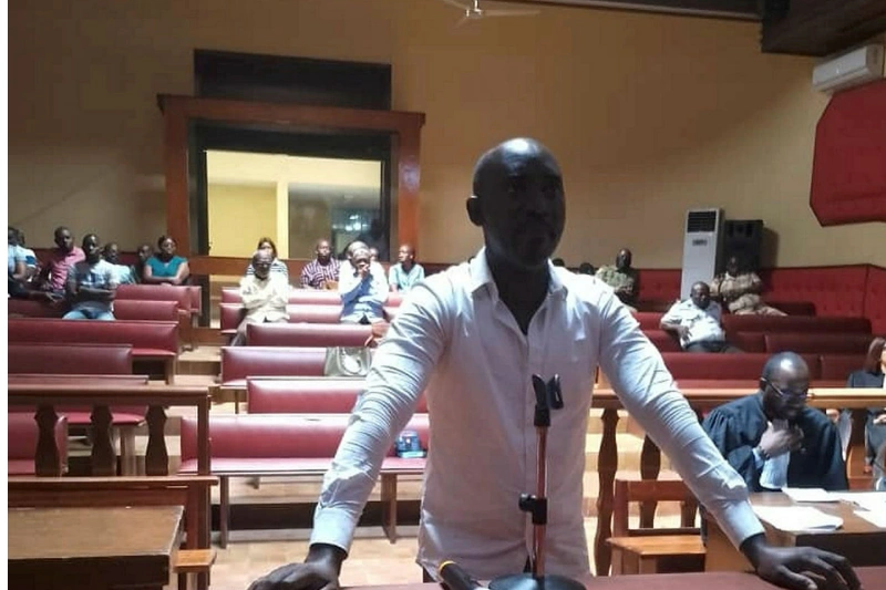 Jesse Mandoukou Mougara écoutant la décision du tribunal. © DR