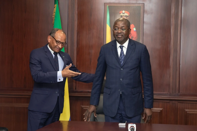 Le secrétaire général de la présidence de la République, Guy Rossatanga-Rignault, installant Séraphin Moundounga, dans son fauteuil et ses charges.