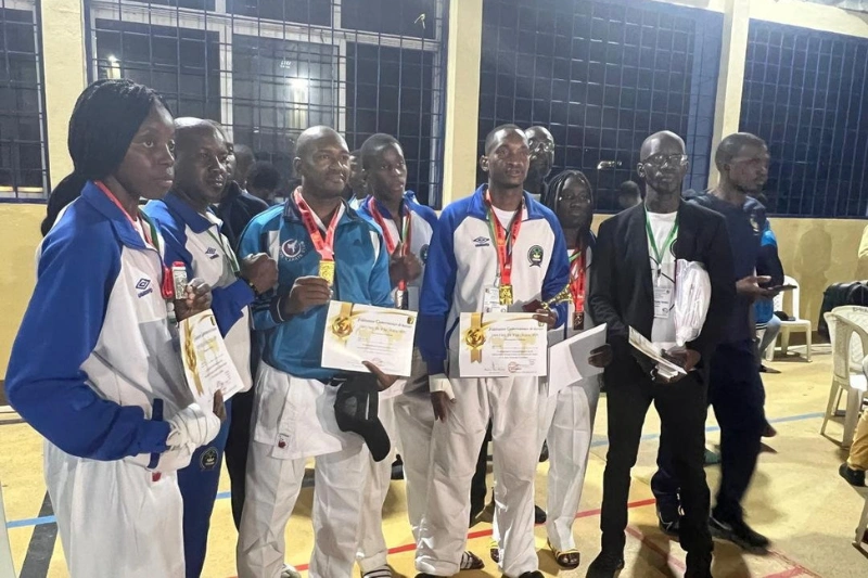 Les athlètes gabonais avec leurs médailles.