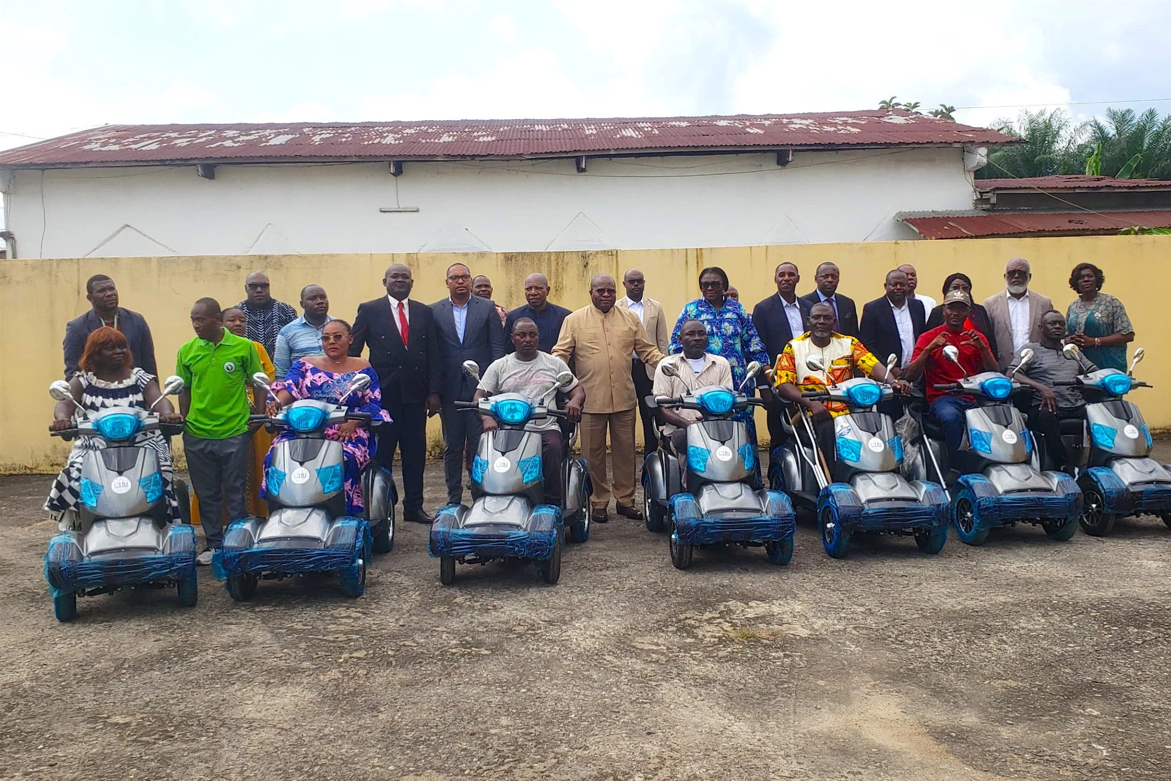 Vue des bénéficiaires et leurs scooters.