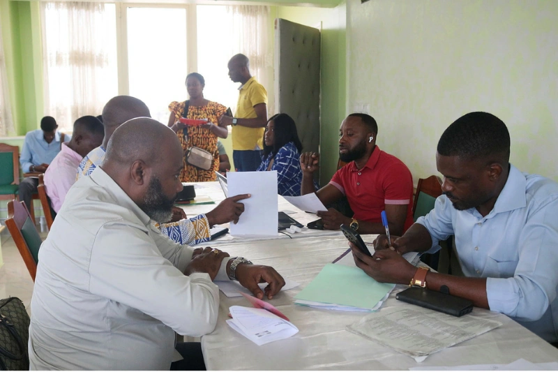De futurs électeurs reçus à la mairie du 3e arrondissement de Libreville. ©  Minkoh Malkolm
