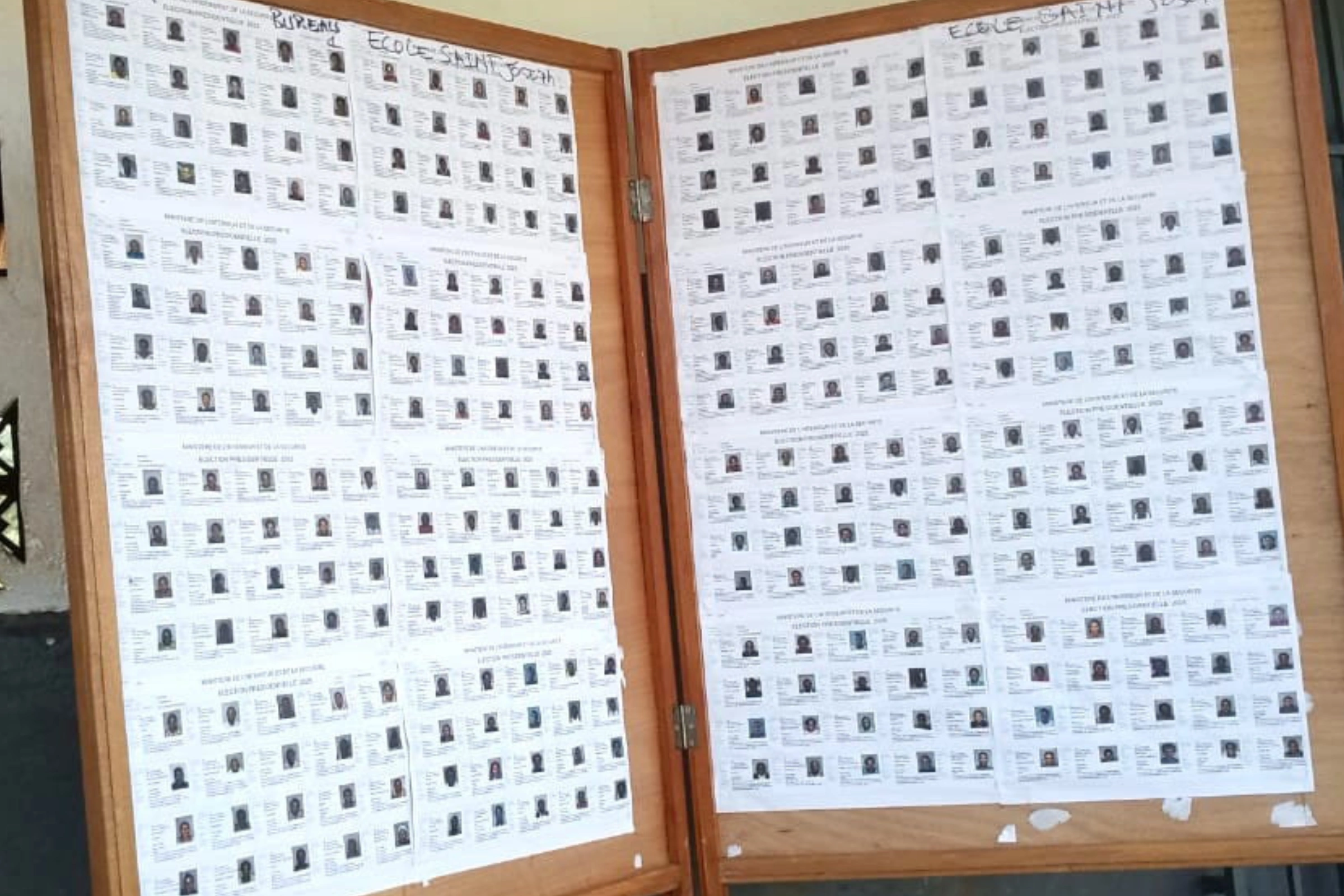 Une liste électorale affichée dans un bureau de vote à Tchibanga.