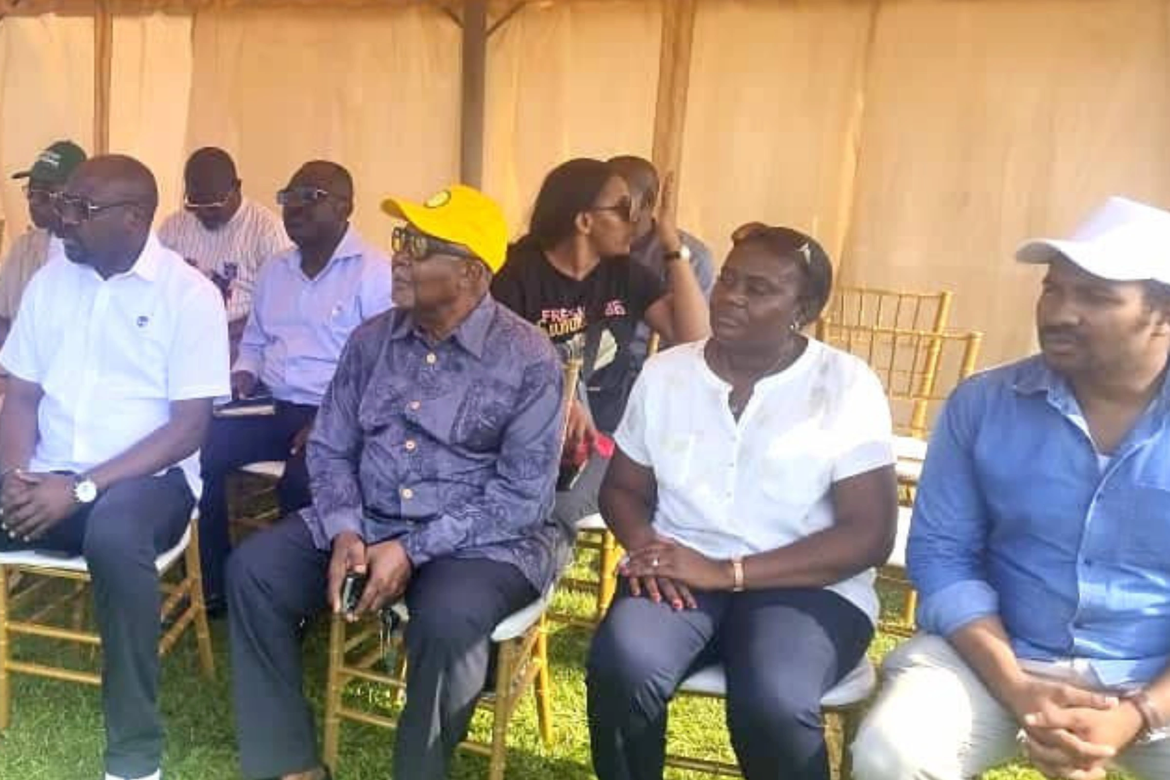 Une équipe de campagne du candidat Oligui Nguema dans le du premier arrondissement de Moanda.