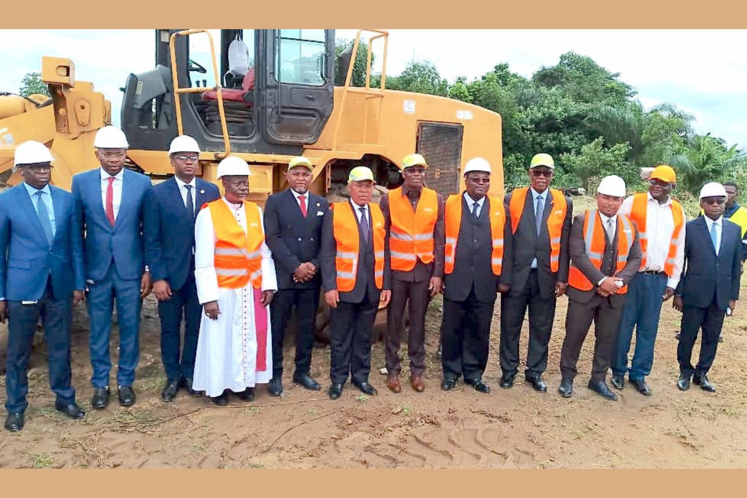 Les officies lors du lancement des travaux de construction de l’Agence BEAC à Mouila. © DR