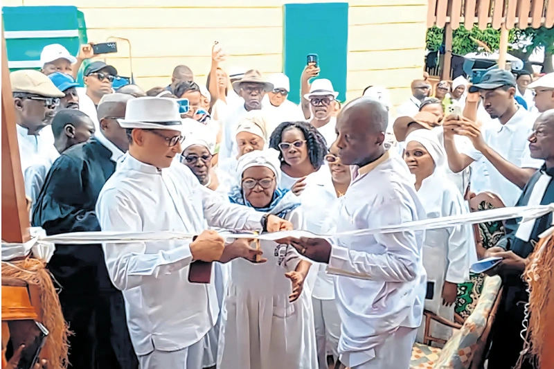 Coupure du ruban symbolique par la plus âgée des petits-enfants du Pasteur Ndjavé, et une vue intérieure du nouveau musée du protestantisme gabonais.