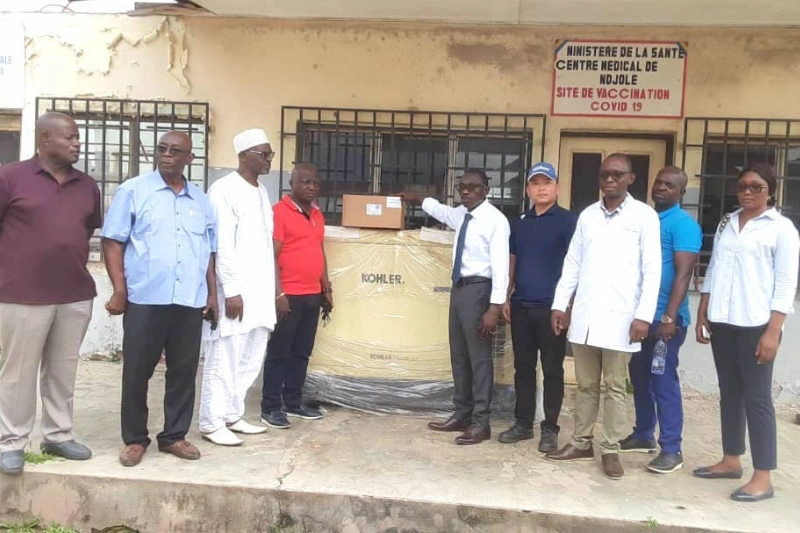 Les officiels et le groupe électrogène doté au centre médical de Ndjolé.