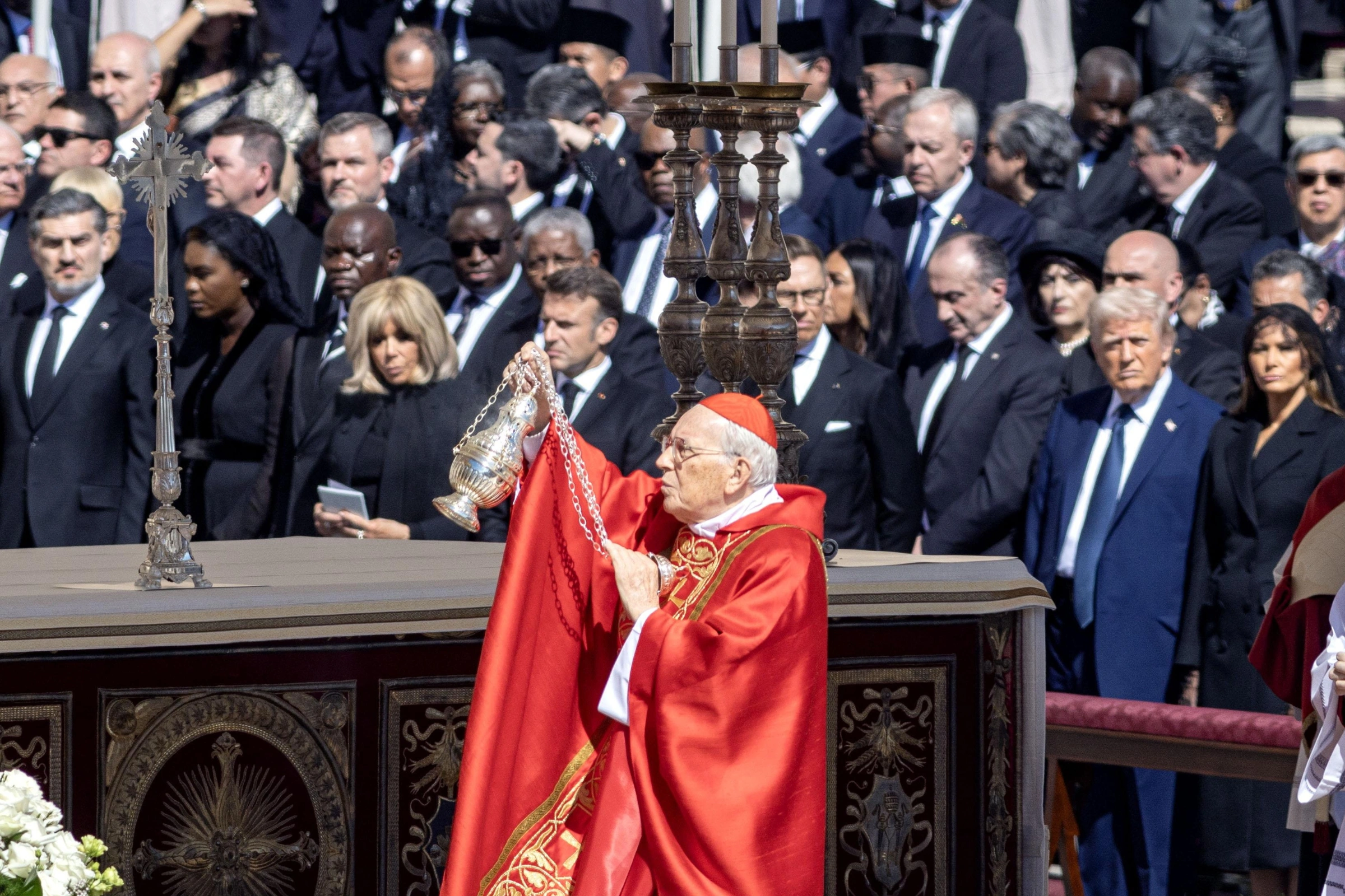 Le président de la République, Brice Clotaire Oligui Nguema, et la première dame, Zita Oligui Nguema assistant aux funérailles du pape François.