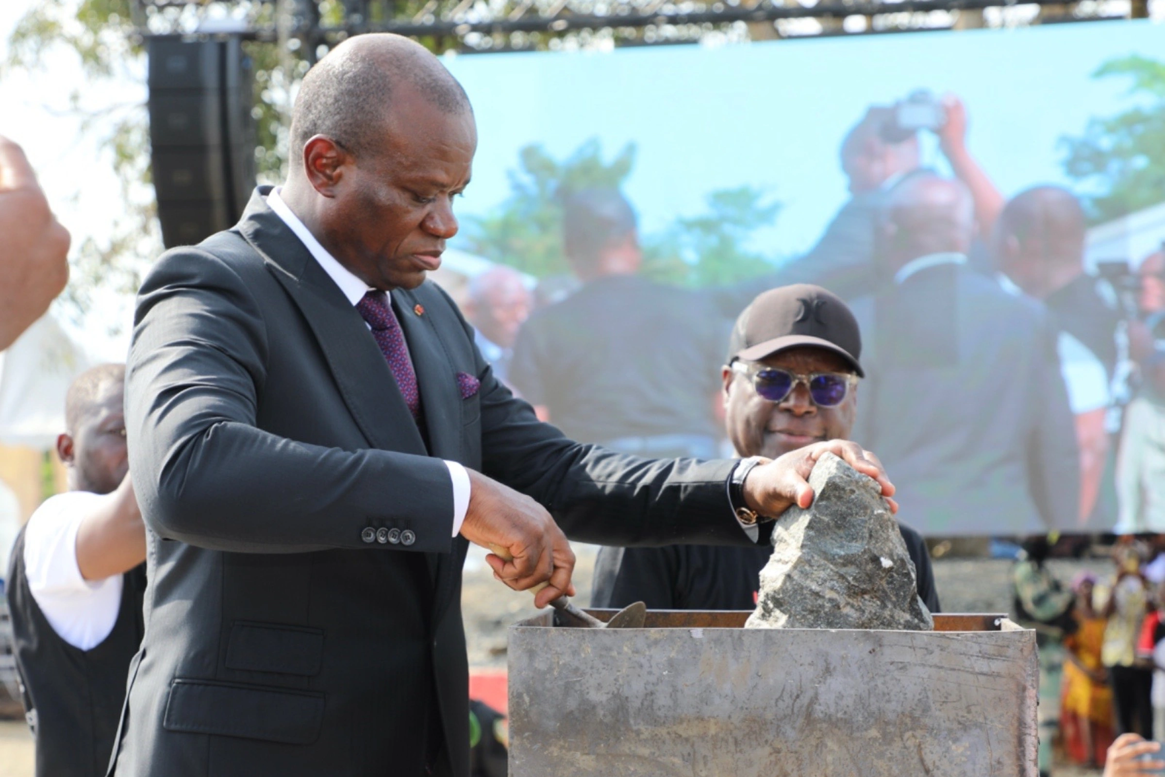 Le président de la Transition, Brice Clotaire Oligui Nguema posant la première pierre © DR