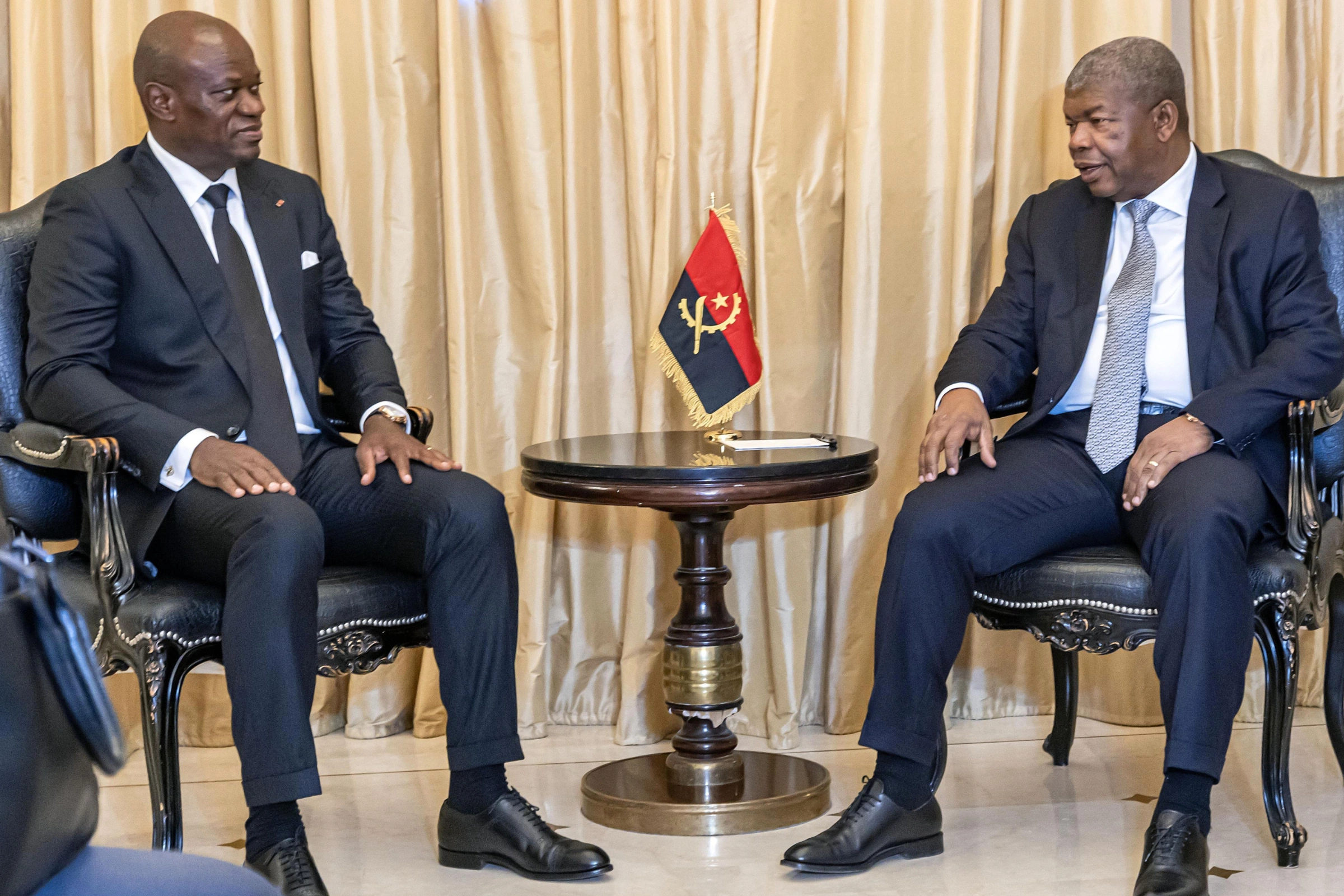 Brice Clotaire Oligui Nguema s’entretenant avec son homologue angolais, par ailleurs président en exercice de l’Union africaine (UA). 