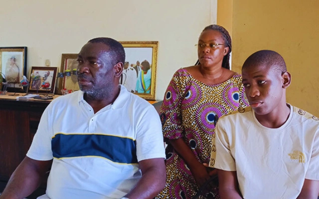 Le jeune Sidney Moussavou Koumba entouré de ses parents © DR