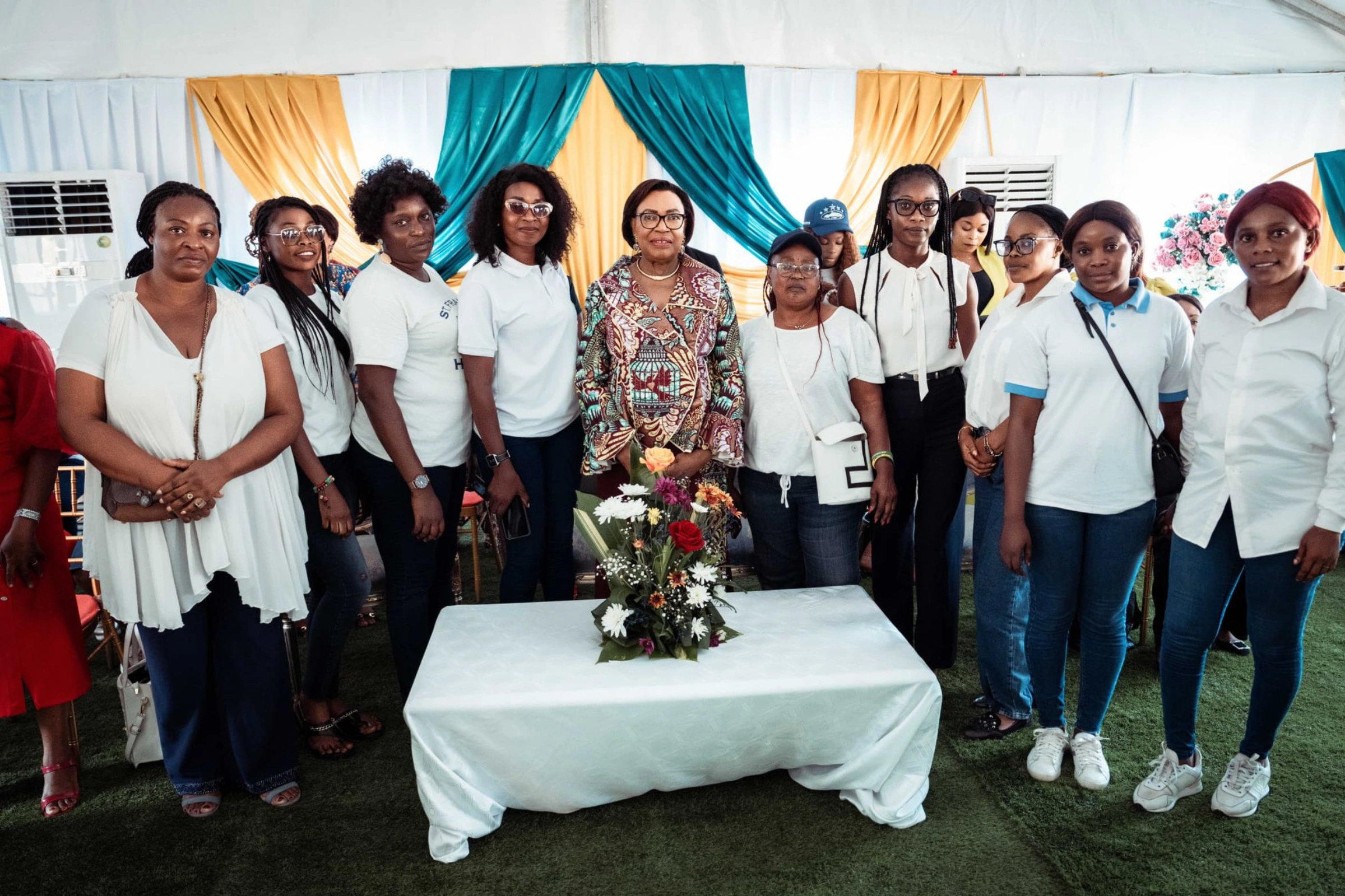 Paulette Missambo saluant les membres de l’Amicale des femmes engagées d’Owendo.