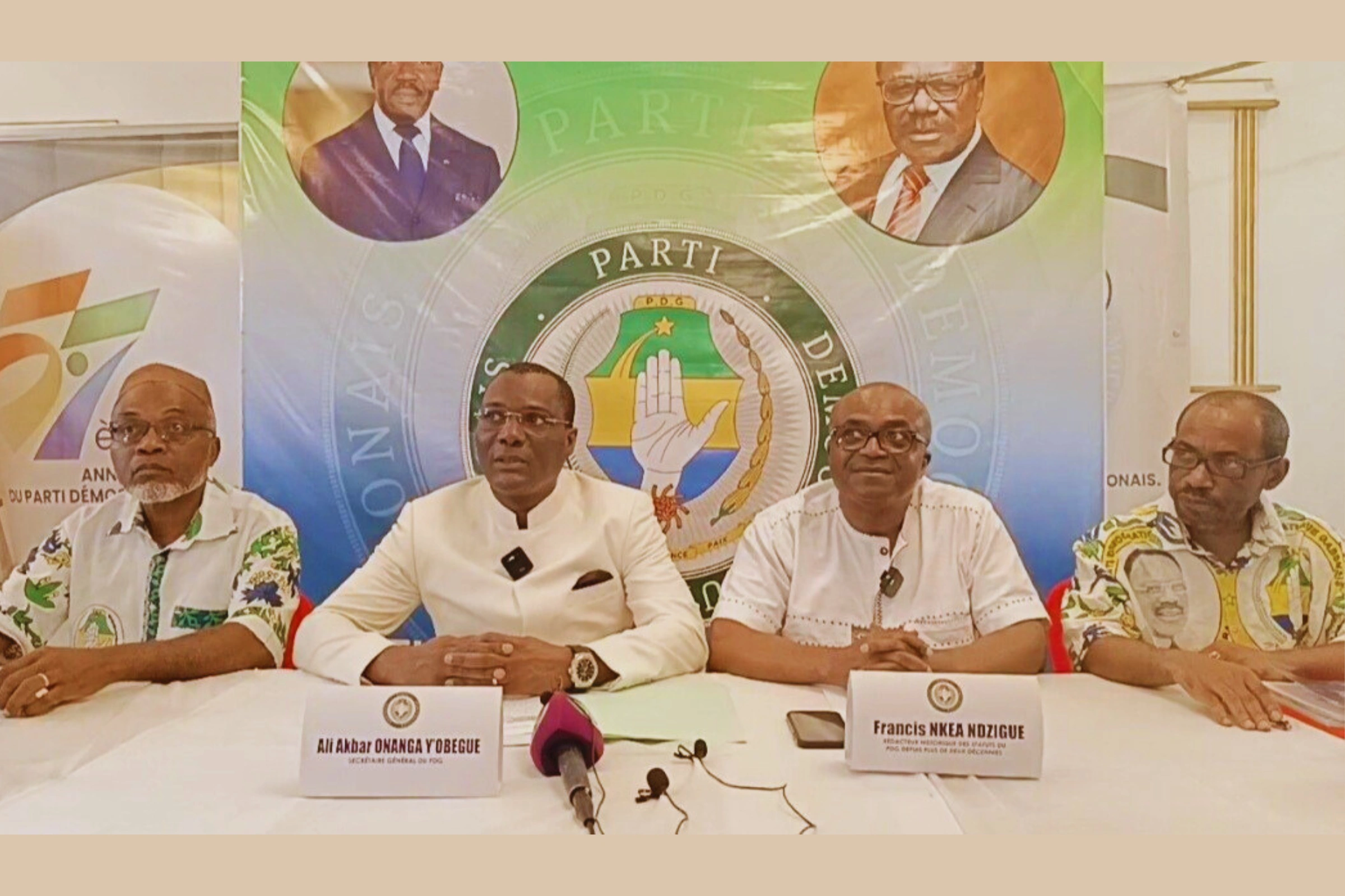  Ali Akbar ONANGA Y'OBEGUE et Francis NKEA NDZIGUE au centre © DR