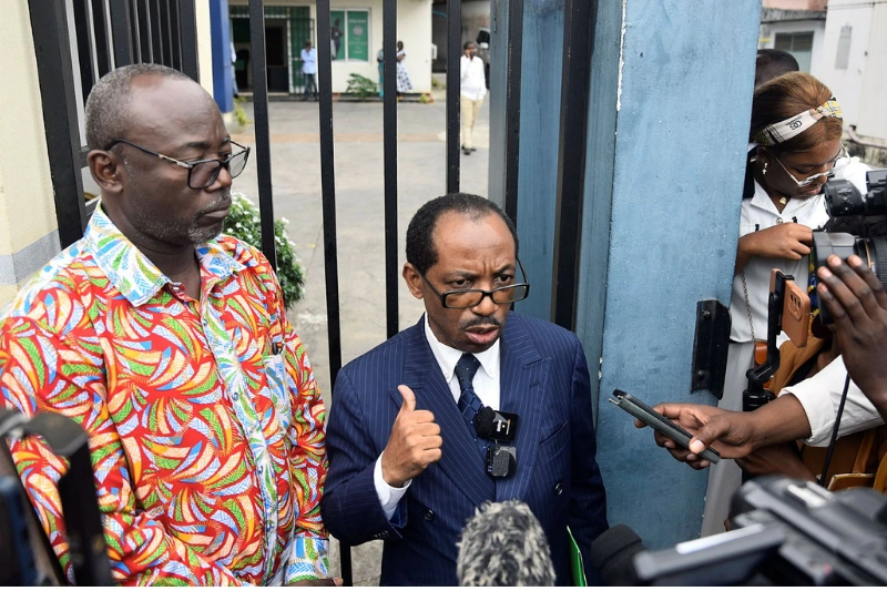 Les partisans d’Ali Akbar Onanga après s’être vus refuser l’accès au siège du PDG. © Jocelyn Abila