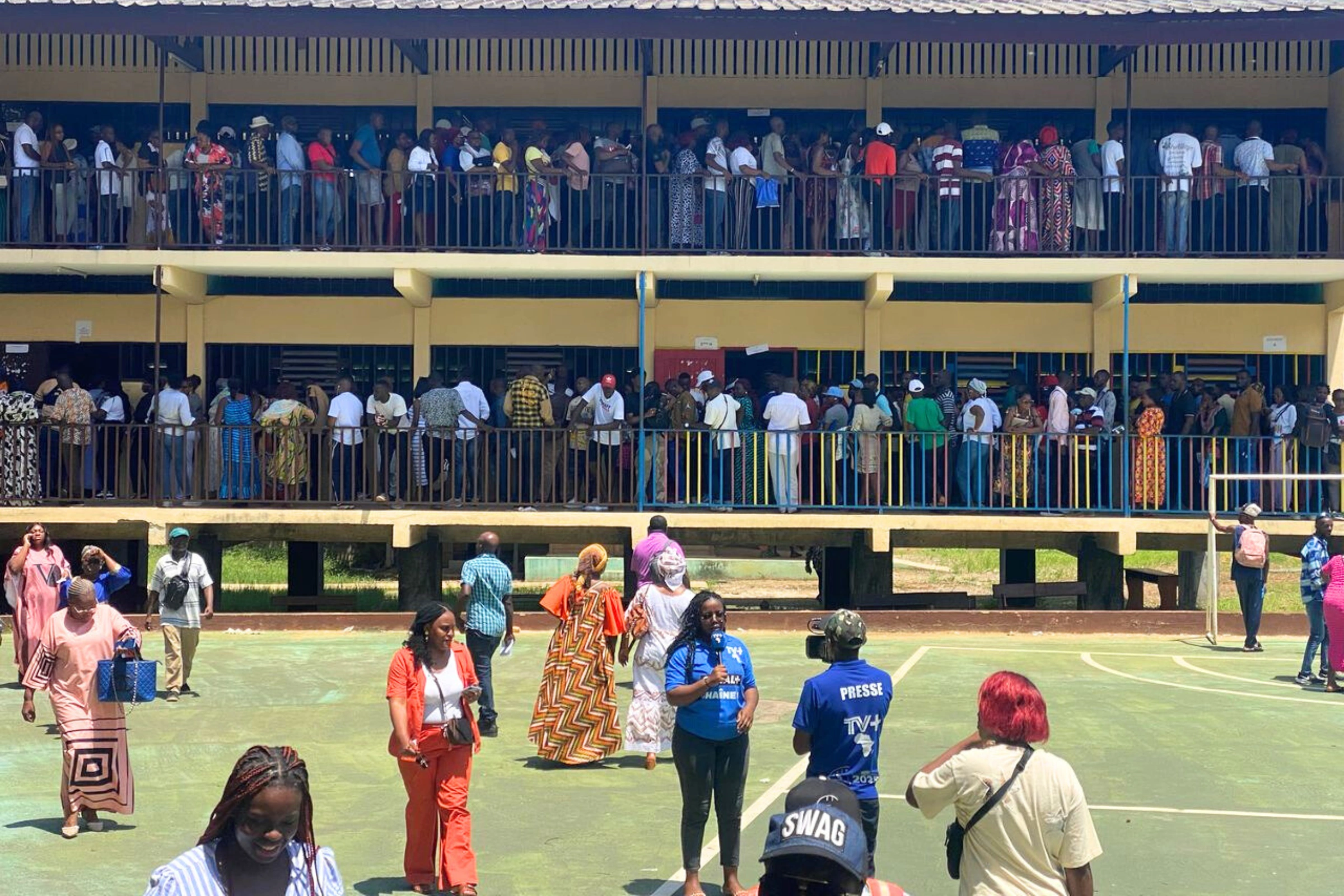 Une vue des électeurs dans un bureau de vote à Libreville