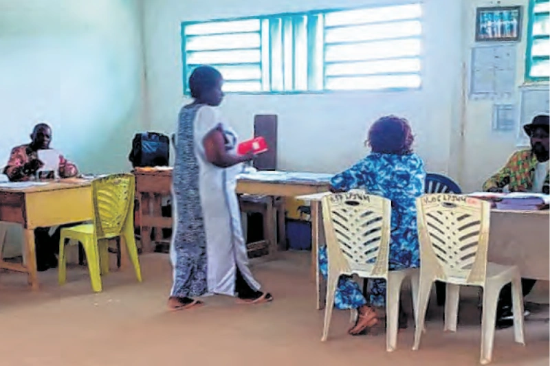 Phase de formalités administratives hier à Lambaréné.