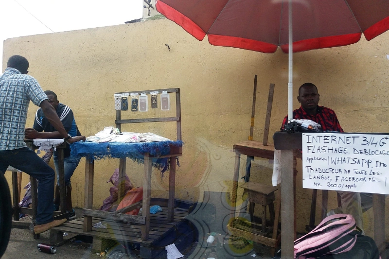 Des petits réparateurs de téléphones sont visibles à chaque coin de rue.