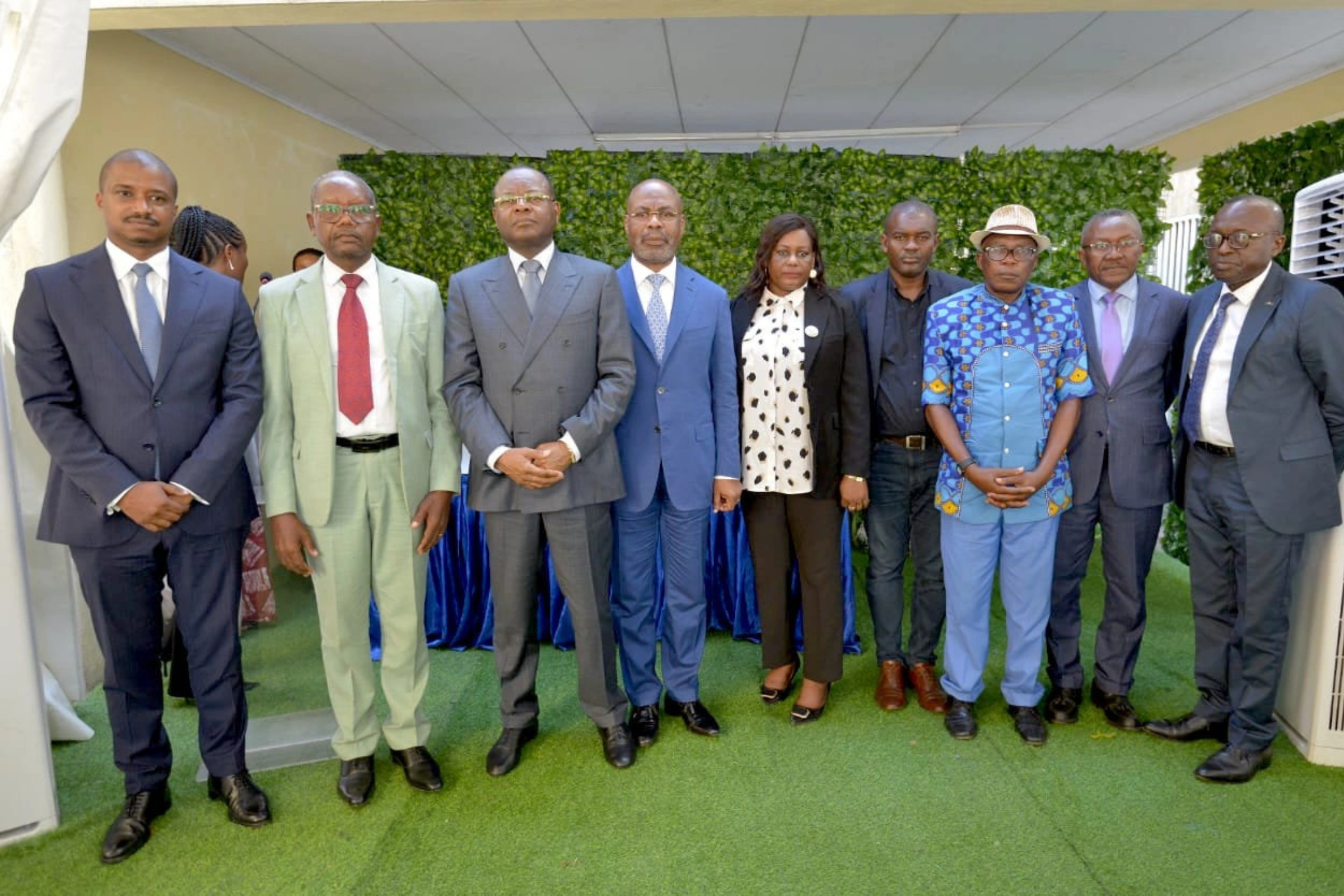 Photo de famille entre les représentants de la HAC, des candidats et patrons des médias publics.