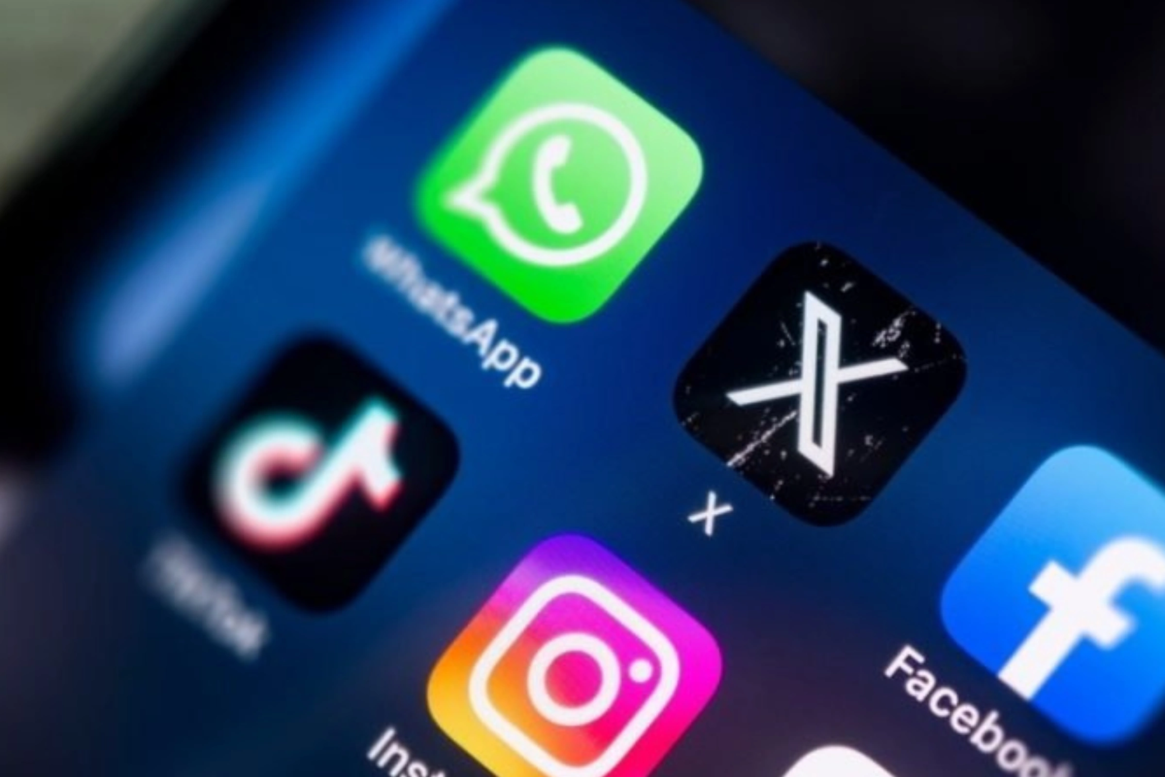 Stratégie de campagne : Les réseaux sociaux plutôt que l’affichage publicitaire