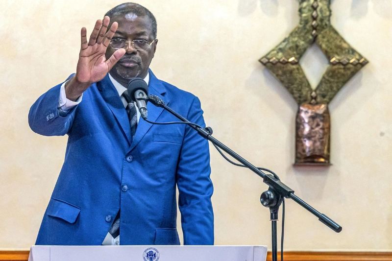 Le vice-président de la République, Séraphin Moundounga, prêtant serment.