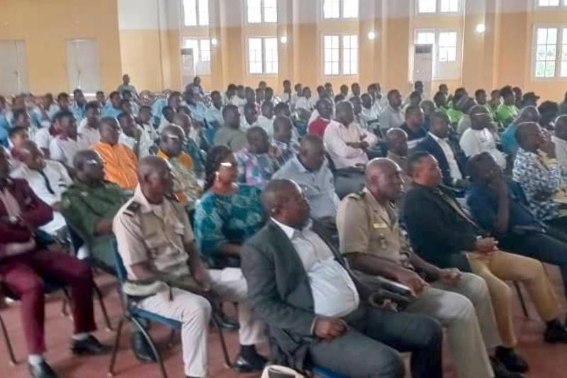 Tchibanga : l'échange de Séraphin Moundounga avec la population