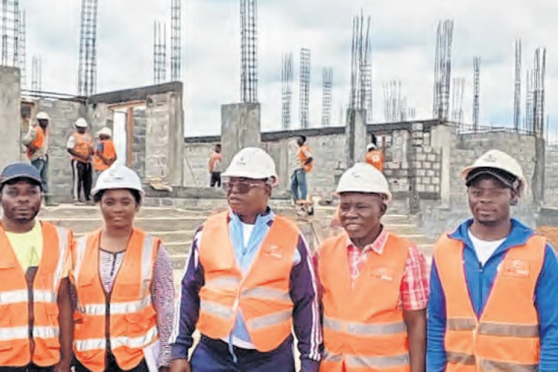 Le préfet du Ntem, Maurice Obiang Ondo entouré des responsables du chantier.a