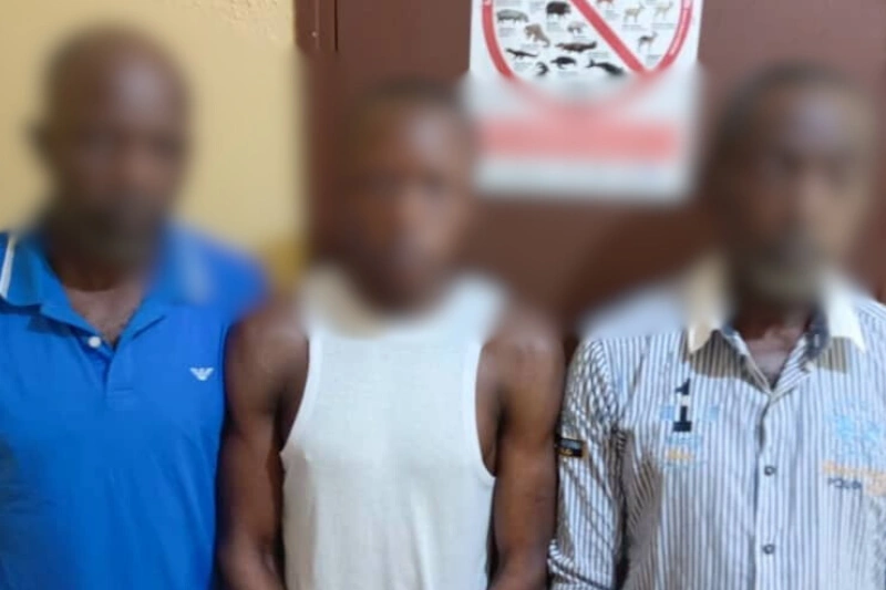 Les deux secrétaires cantonaux (extrêmes) et le Congolais peu de temps avant leur incarcération.
