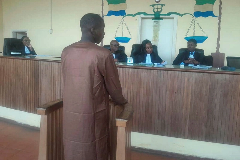 Eloïme Tebelé, le Gabonais de 21 ans jugé ici pour vol avec menace d’une arme blanche à la session criminelle ordinaire pour mineurs de Franceville. © Lea Daoude