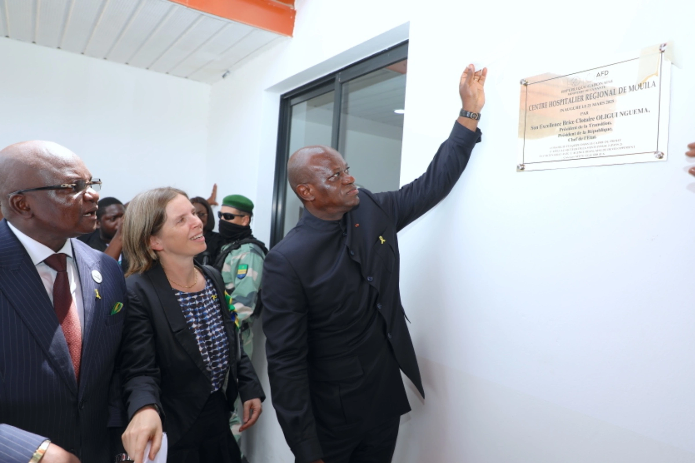 Une phase de la visite du CHR de Mouila par le chef de l’État, Brice Clotaire Oligui Nguema.