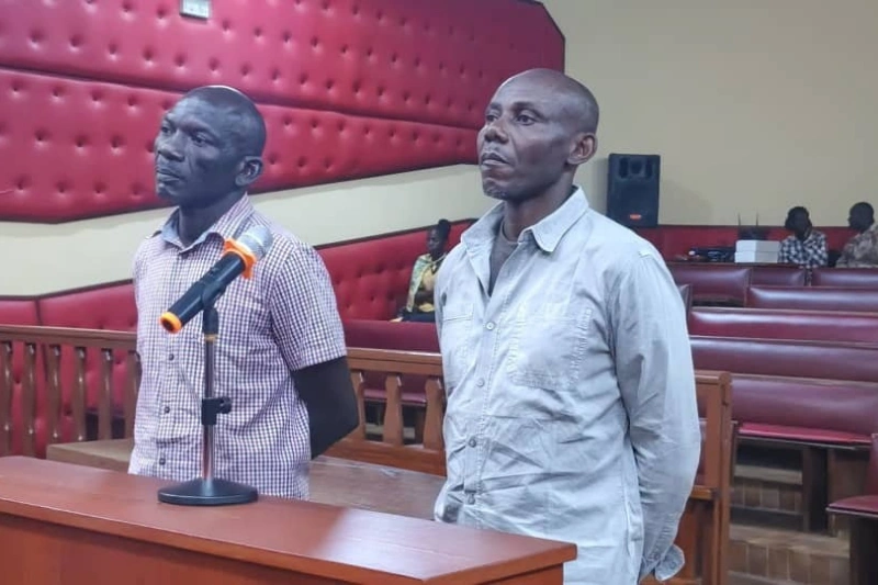 Aimé Juste Ibiedi et Dieudonné Makoundzi écoutant le verdict à leur encontre.