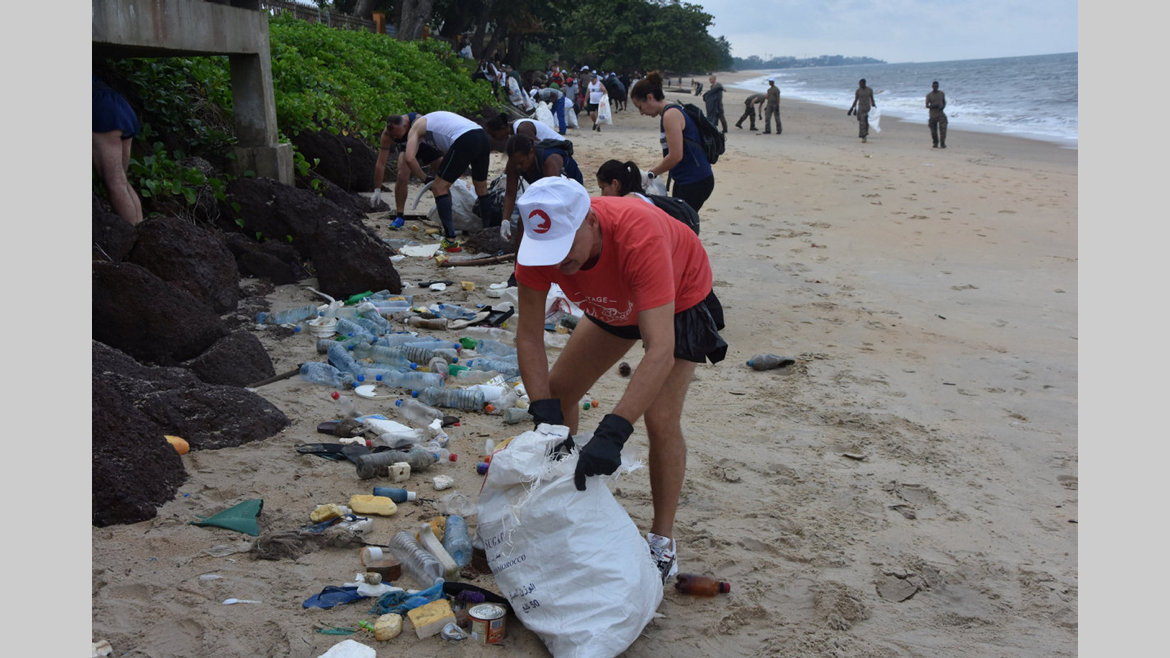 Lutte contre l'insalubrité : Les éléments français au Gabon sur des plages de Libreville