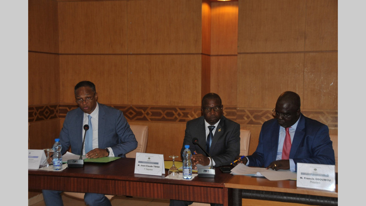  : 08h:Sénat Franck Nguema défend la politique du sport