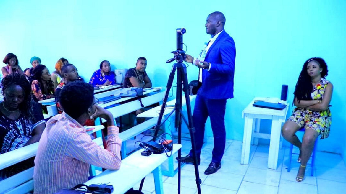 Devenir influenceur web  : Steve Fah transmet les codes aux jeunes gabonais
