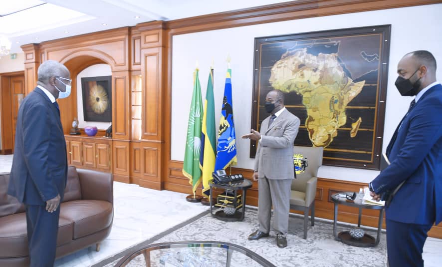 L'ancien Premier ministre, Jean Eyegue Ndong au terme de l'audience