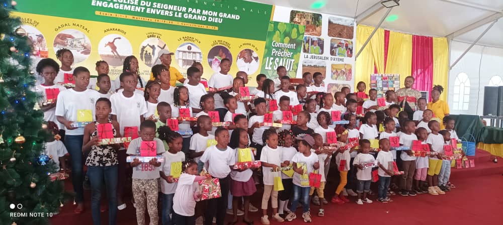 Noël : Akanda communie avec les enfants des confessions religieuses