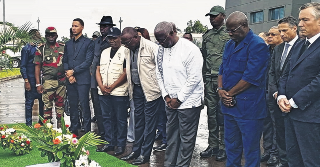 Raymond Ndong Sima et sa délégation rendant hommage aux victimes.