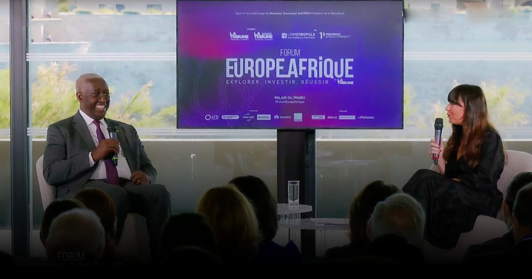 Le chef du gouvernement, Raymond Ndong Sima, débattant de l’avenir du continent à Marseille.