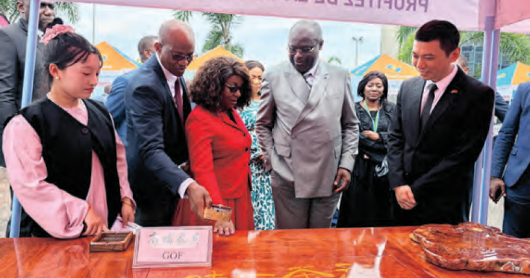 Les officiels gabonais et chinois hier au lancement des activités commémoratives à Libreville.