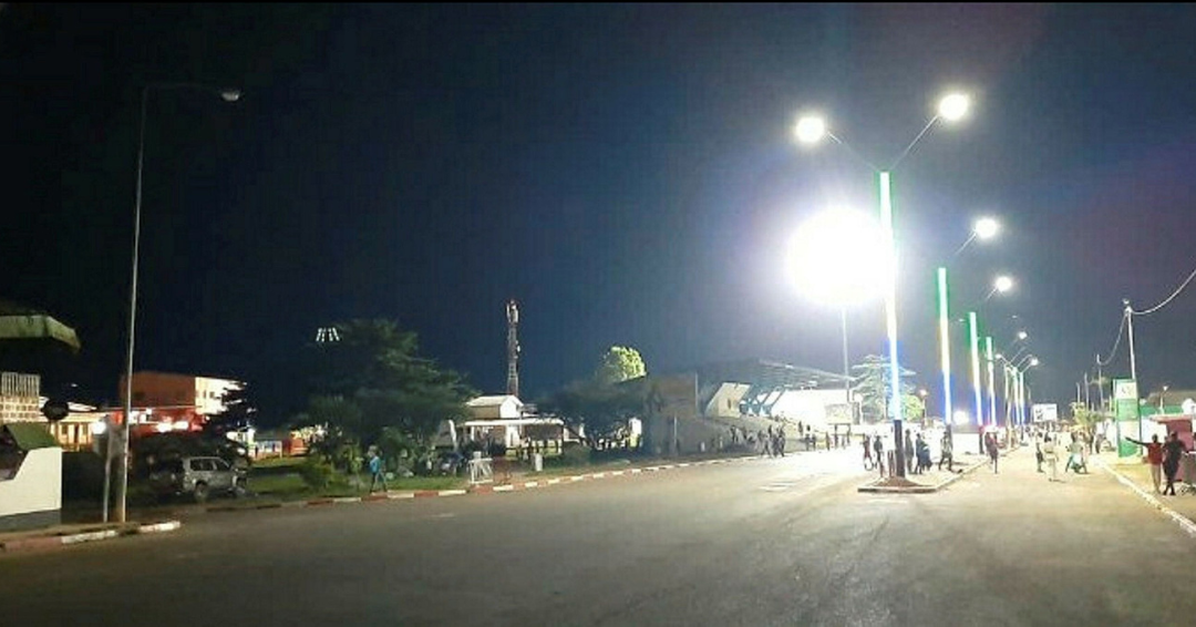 Oyem : implantation et mise en service des nouveaux lampadaires dans la ville