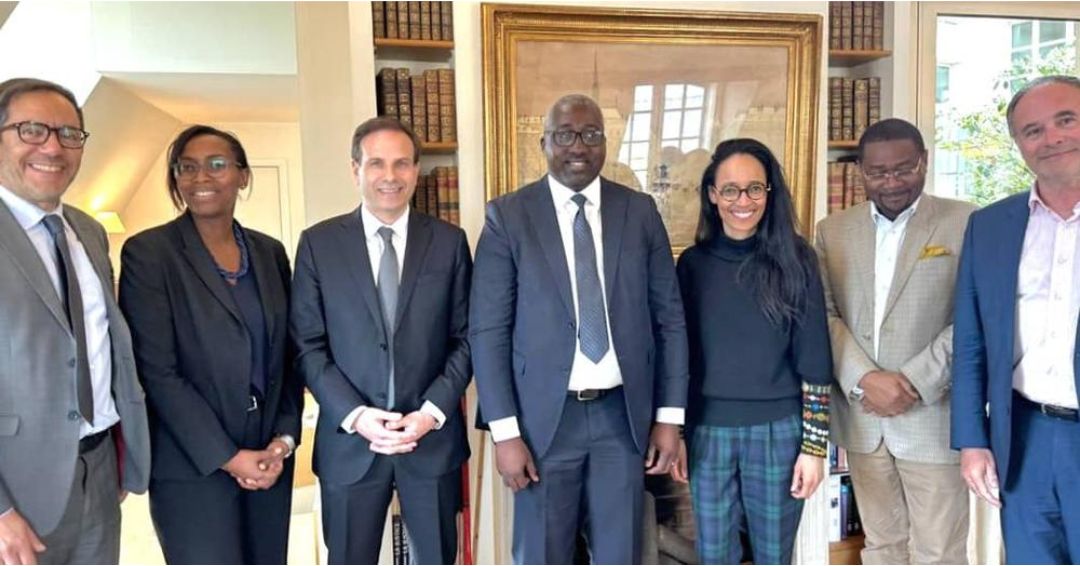 Le Bâtonnier du Gabon, Me Raymond Obame Sima (c), avec ses confrères parisiens après une séance de travail.