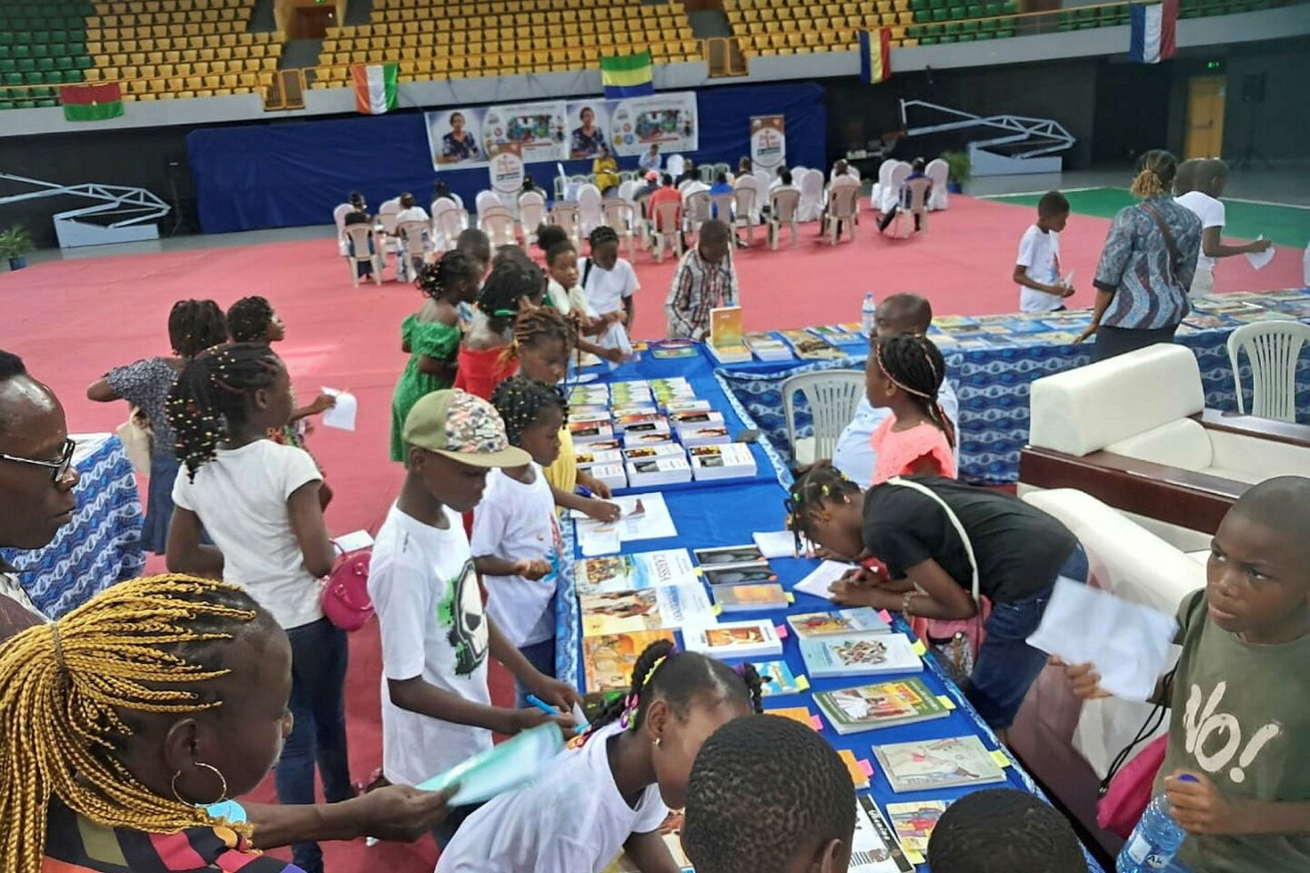 Engouement des jeunes élèves autour d’un stands de livres hier au palais des Sports et de la Culture.