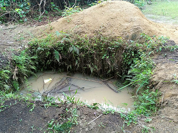 Mouila : un garçon de 3 ans tombe et se noie dans une fosse