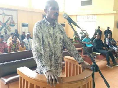 Emmanuel Akouangou répondant aux questions des magistrats. ©  Nadège ONTOUNOU