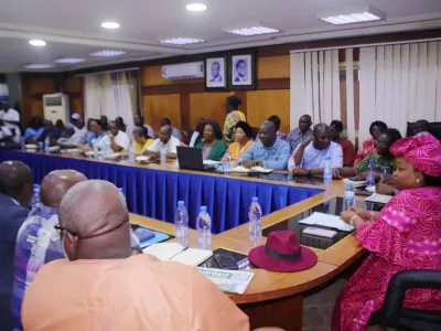 Camelia Ntoutoume-Leclerq, ministre de l'éducation nationale et les représentants des APE