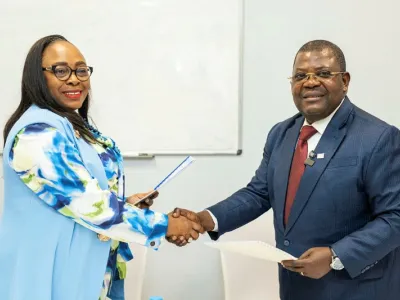 Le DG de l’INFASS, Dr Alain Moubele (D) et Annie-Flore Pangou Koussou directrice administrative et financière de la polyclinique Dr Chambrier 