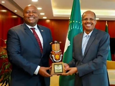 De gauche à droite, Albert Shingiro et Mahmoud Ali Youssouf