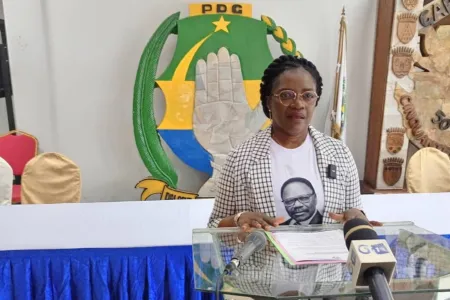 La secrétaire générale du PDG, Angélique Ngoma, félicitant Brice Clotaire Oligui Nguema pour sa victoire « incontestable et éclatante».