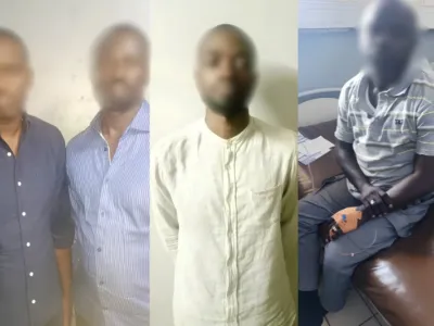 Les trois arnaqueurs présumés opérant sur le réseau Airtel money entre Libreville et Franceville, qui ont été écroués à la maison d’arrêt de Yené. En attendant peut-être le quatrième.