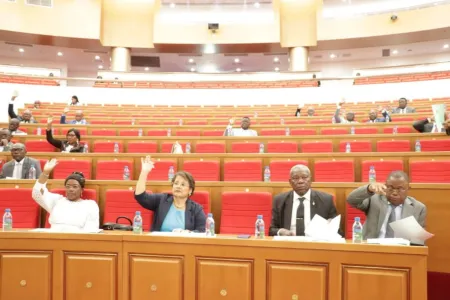 Les députés approuvant les textes présentés par le ministre des Affaires étrangères.
