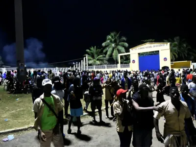 Des candidats en attente de la proclamation des résultats devant le centre du lycée technique national Ormar Bongo. © Jocelyn Abila